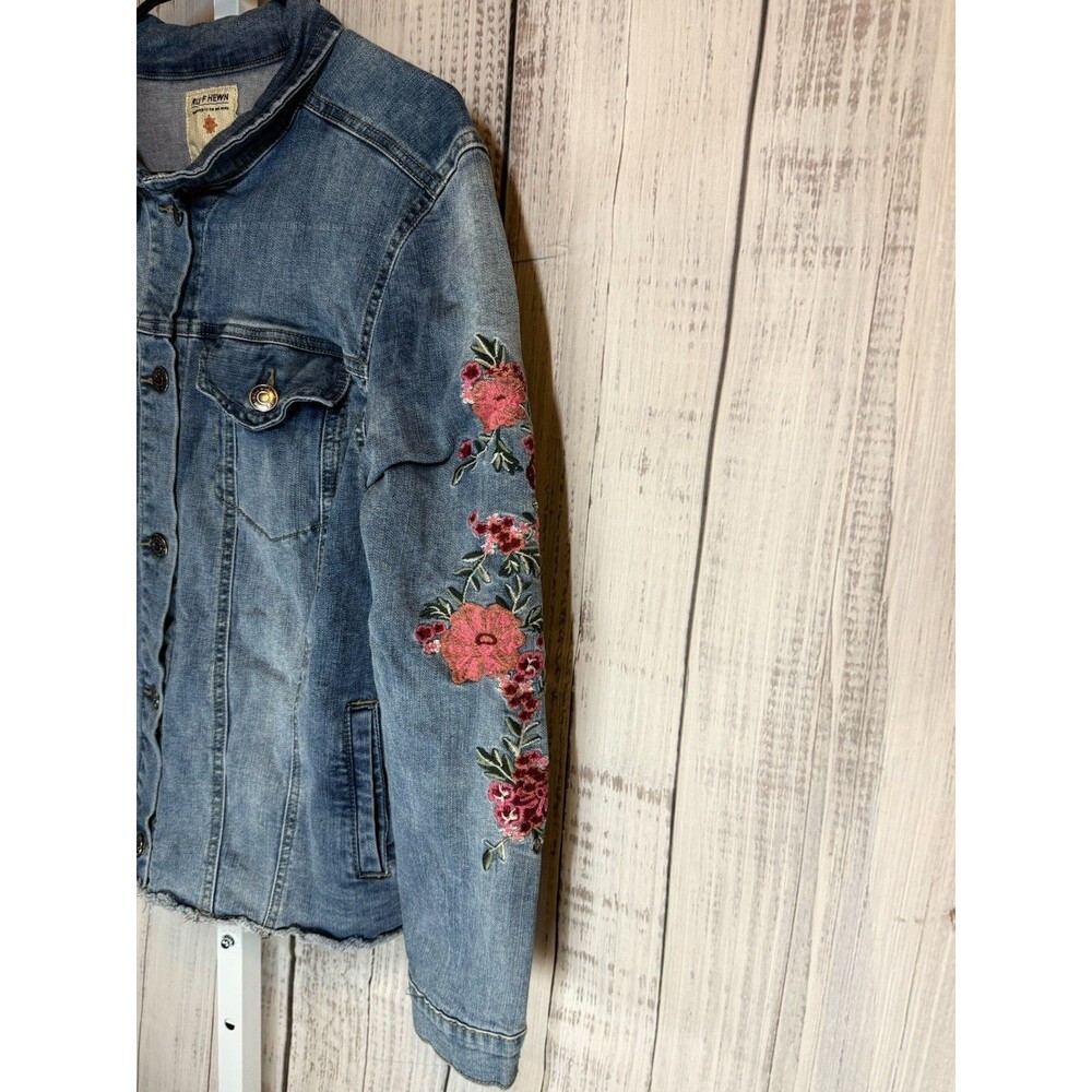 Ruff Hewn Women’s Blue Floral Embroidered Jean Jacket Button Front Pockets 1X - Picture 2 of 4